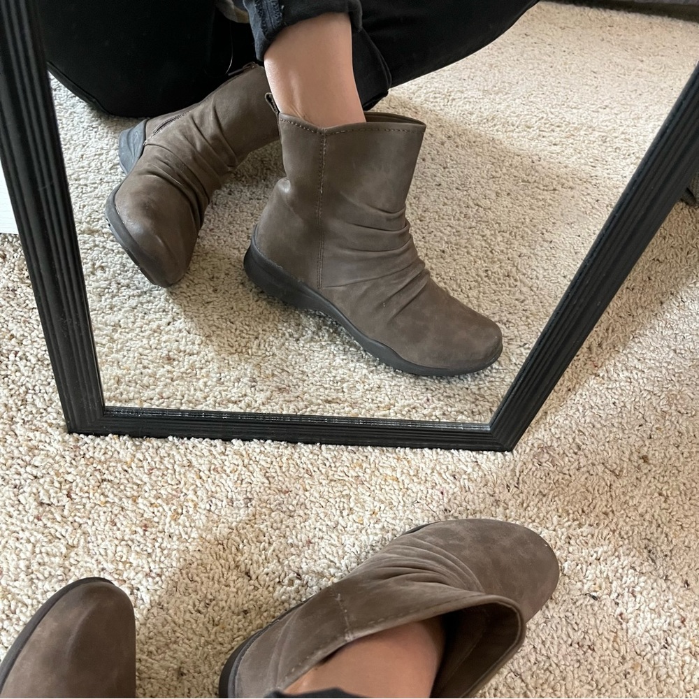 Earth Treasure Ankle Boots - Leather EUC size 6 in Light Brown “Stone”